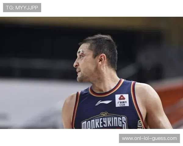 足球球星血战赛场瞬间：从流血伤痛到英雄归来展现不屈精神